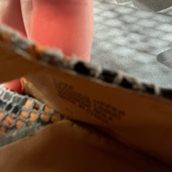 Gianni Bini sz 7.5 blue & cream snake embossed leather platform peep toe heels - Picture 16 of 16